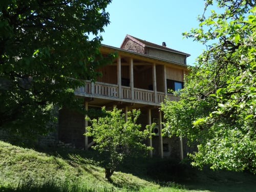 Sur l'avant-corps du moulin, on sciait le bois et on battait le grain.