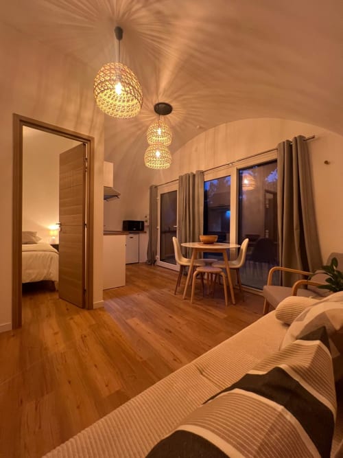 Appartement moderne au Camping La Lézardière avec coin repas, espace détente et accès chambre