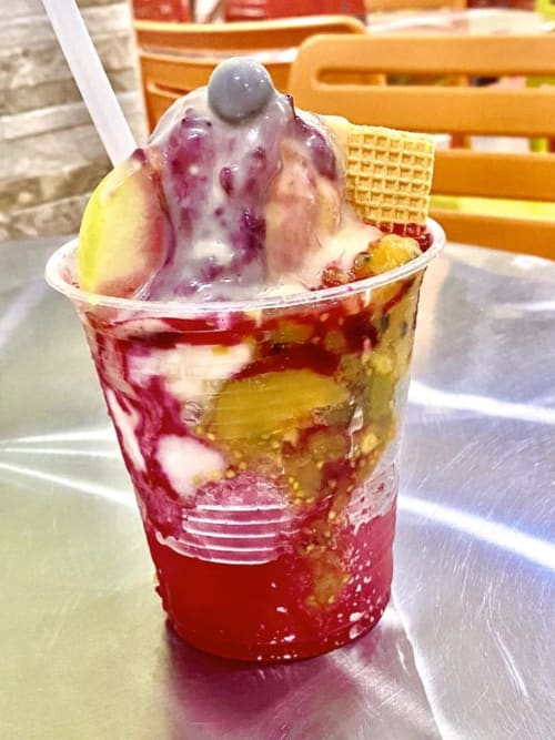 Colorido postre en capas con bola de helado y galleta wafer en el hotel Casa Mango de Cali