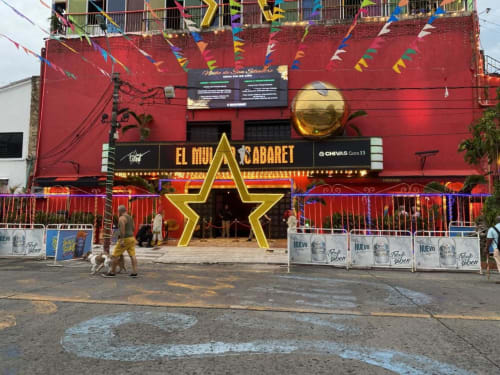 El cabaret nocturno El Muva con fachada roja y entrada con estrella dorada en Cali, Colombia
