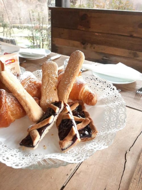 Frühstücksgebäck und Grissini in der Locanda del Sasso Rooms, Crodo - italienische B&B Gastfreundschaft