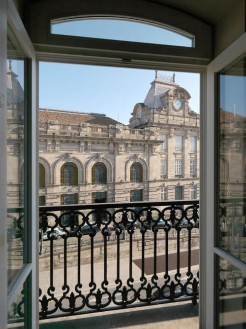 Vista da varanda do quarto do hotel New Oporto Apartments para a histórica torre do relógio do Porto