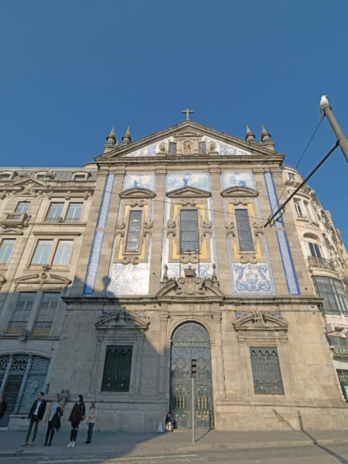 Igreja de São Bento church facade in Porto with blue azulejo tiles and classical architecture, near New Oporto Apartments
