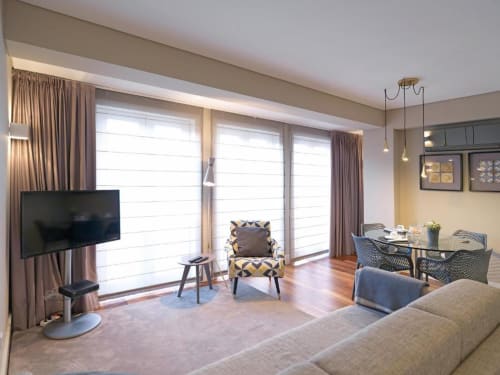 Sala de estar deluxe com vista para a cidade nos New Oporto Apartments, TV, móveis modernos e amplas janelas no Porto