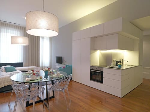 Moderno apartamento estúdio no New Oporto Apartments no Porto com cozinha aberta, área de jantar com mesa de vidro e