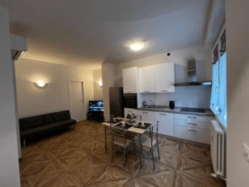 Moderne Küche und Wohnbereich im EmilBo' House in San Lazzaro di Savena mit weißen Schränken und Esstisch