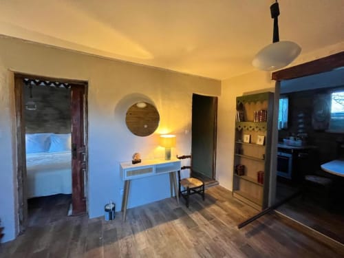 Chambre cosy de la maison d'hôtes Les papillons de baccara à Gondrin avec bureau blanc, miroir rond et vue sur le jardin