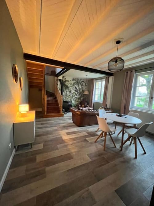 Espace de vie contemporain aux Papillons de Baccara à Gondrin avec table à manger et coin salon