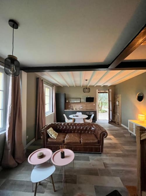 Espace de vie ouvert et moderne aux Papillons de Baccara, Gondrin avec canapé Chesterfield et coin repas