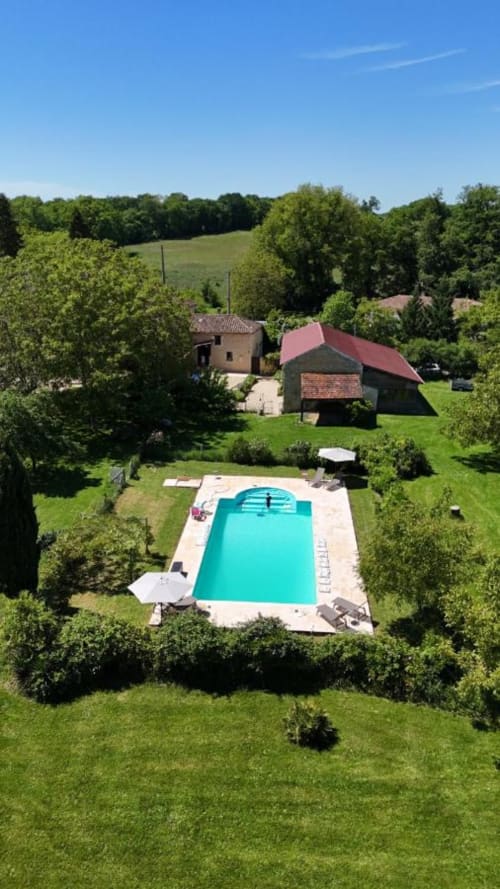 Vue aérienne des Papillons de Baccara avec piscine turquoise, jardins luxuriants et campagne à Gondrin, France