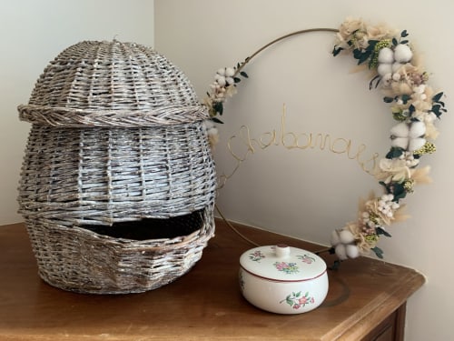 Décoration d'accueil pour la privatisation de La Chabanaise : panier en osier et boîte en porcelaine à Cram-Chaban, au cœur du Marais Poitevin.
