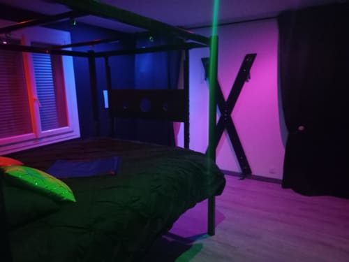 Salle de jeux néon à la villa La Maison du Plaisir à Isigny-sur-Mer avec billard et teintes rose-violet vibrantes