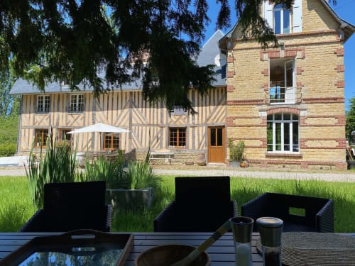 Extérieur du Domaine de Blanvatel B&B avec manoir à colombages et maison en brique, pelouse verdoyante, terrasse, Saint Pierre en Auge