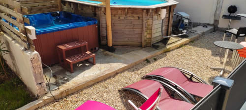 Jardin de la Résidence des dunes avec bain à remous, pool house en bois et transats à Landéda