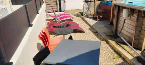Planches de windsurf colorées et équipements stockés dans la cour ensoleillée de la Résidence des dunes à Landéda
