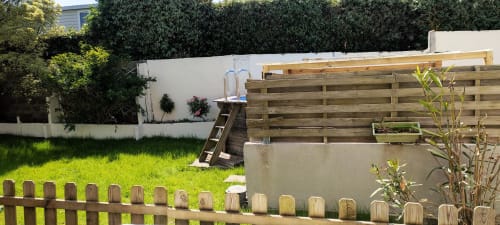 Jardin de la Résidence des dunes avec terrasse de piscine en bois, jardinière en béton et pelouse verdoyante à Landéda
