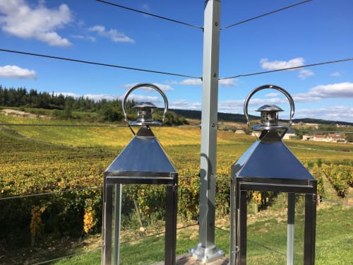 Deux lanternes sur la terrasse dominant les vignobles des Maisons de Chamirey, Mercurey