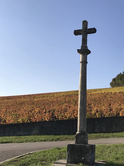 Croix de pierre dans les vignes des Maisons de Chamirey, Mercurey France