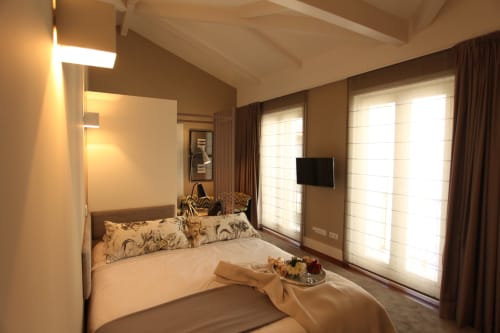 Quarto de estúdio moderno no New Oporto Apartments Porto, com vista para a cidade, TV de tela plana e móveis contemporâneos
