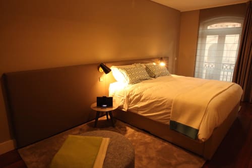 Quarto aconchegante no Superior Apartment do New Oporto Apartments com cama queen, criado-mudo, portas para varanda, vista do marco de Porto e