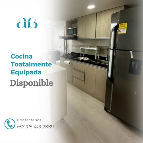 Cocina completamente equipada con electrodomésticos de acero inoxidable en el hotel Olamar Living de Santiago de Tolú, Sucre