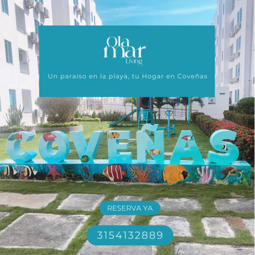 Resort costero Olamar en Coveñas con letrero turquesa, edificios blancos, área de juegos y paisajismo tropical
