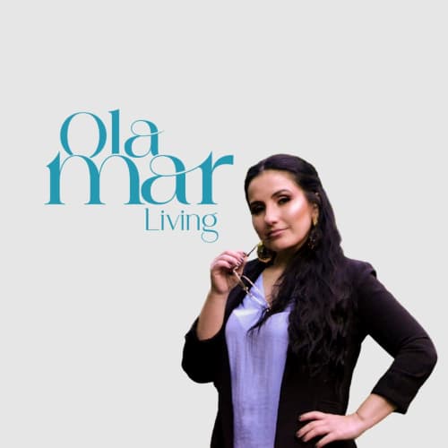 Mujer con atuendo profesional en el hotel Olamar Living de Santiago de Tolú, Sucre