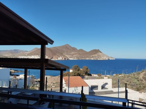 Terraza moderna con vistas al Mar Mediterráneo en El Faro de los Genoveses, San José, Almería con panorámicas de montaña