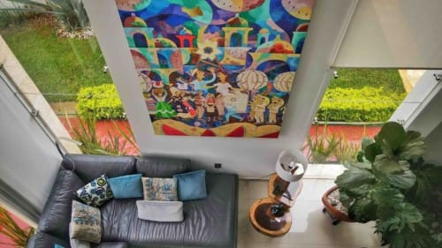 Arte colorido en el techo sobre sofá de cuero oscuro con cojines azules en villa Zoogocho Boutique House, San Andrés Huayapam
