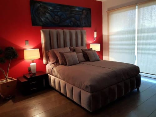 Lujosa habitación en Zoogocho Boutique House con paredes rojas, cabecero tapizado, ropa de cama marrón y luz natural
