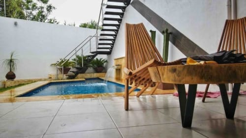 Tumbonas de madera junto a la piscina privada de la villa Zoogocho Boutique House en San Andrés Huayapam