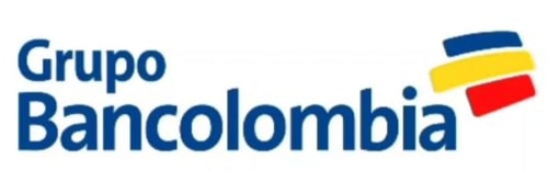 Logo de Grupo Bancolombia con texto azul y colores de la bandera colombiana, exhibido en el hotel Olamar Living de Santiago de Tolú