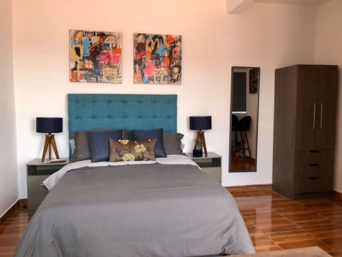 Dormitorio moderno en Apartamento Zeus 12 de Alojamientos Zoogocho con cabecero turquesa, ropa de cama gris y decoración contemporánea