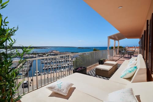 Terraza de lujo con vistas a la marina y el mar Mediterráneo en Colonia de Sant Jordi, con tumbonas y vistas costeras