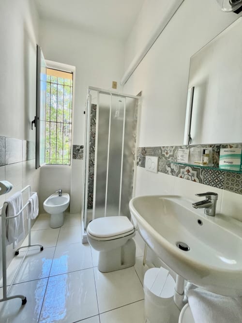Modernes Badezimmer des Hotel Beau Rivage in Alassio mit Waschbecken, Toilette, Bidet und Duschkabine