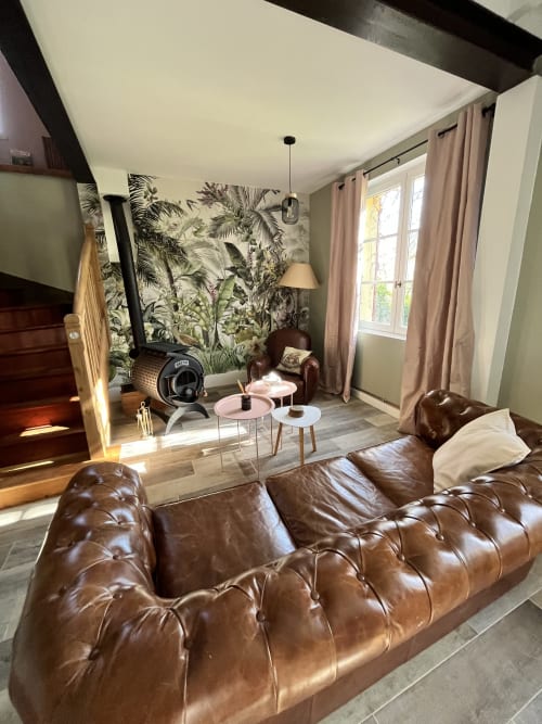 Salon moderne au Les papillons de baccara à Gondrin avec canapé en cuir marron et papier peint botanique