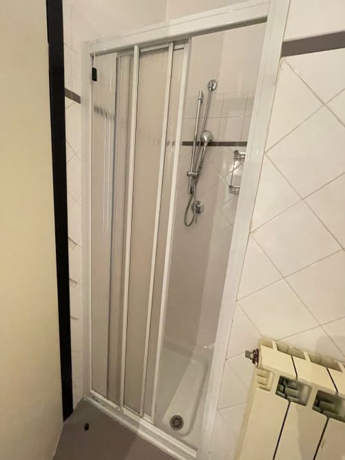 Moderner Duschbereich mit Glasschiebetüren im Badezimmer des Hotels Beau Rivage in Alassio