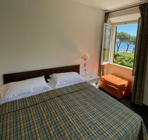 Helles Zimmer im Hotel Beau Rivage Alassio mit Meerblick, Doppelbett und modernen Annehmlichkeiten