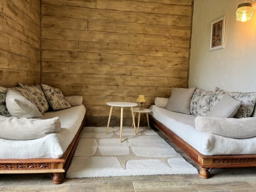 Salon douillet du gîte Les papillons de baccara avec mobilier en bois et vue sur le jardin à Gondrin