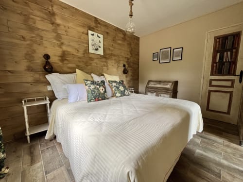 Chambre cosy de la maison d'hôtes Les papillons de baccara à Gondrin : tête de lit en bois, literie blanche, vue sur le jardin