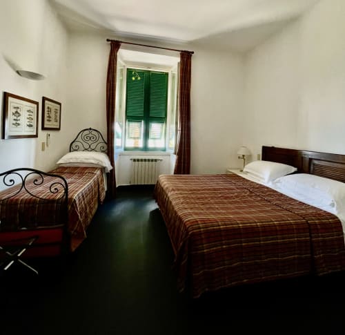 Dreibettzimmer mit Meerblick im Hotel Beau Rivage in Alassio, mit zwei Betten und Fenster mit grünen Läden