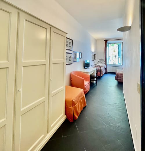 Dreierzimmer Hotel Beau Rivage Alassio mit Meerblick, orange bezogenen Betten und Schrankausstattung