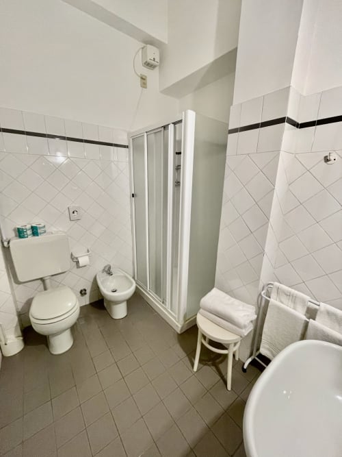 Modernes Badezimmer im Hotel Beau Rivage in Alassio mit Dusche, Toilette, Bidet und Handtuchhalter