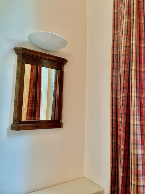 Holzrahmenspiegel mit weißer Schale auf Regal im Zimmer des Hotels Beau Rivage, Alassio