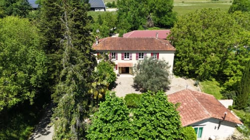 Hôtel Les Papillons de Baccara à Gondrin, France - vue aérienne d'une charmante propriété rurale entourée d'arbres