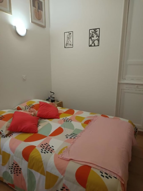 Chambre moderne de l'appartement Pont-Sainte-Maxence avec parure colorée géométrique et œuvres murales