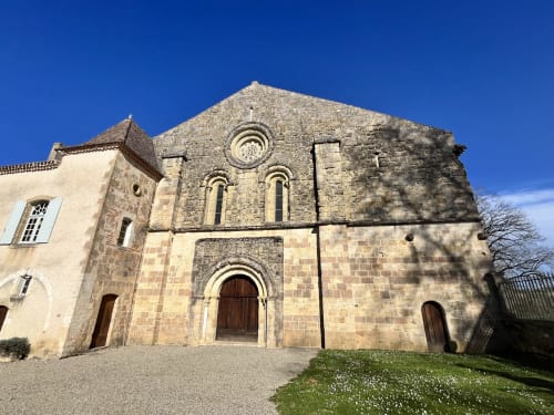 Chapelle historique en pierre avec baies vitrées cintrées à l'hôtel Les papillons de baccara à Gondrin, France