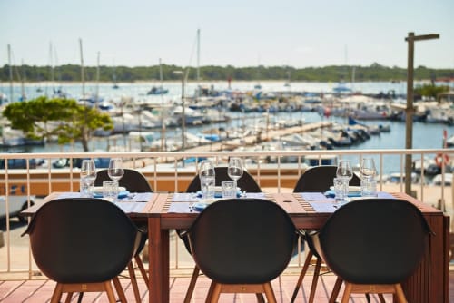 Terrassa vora mar a SAND Apartment, Colonia de Sant Jordi, amb vistes al port i velers