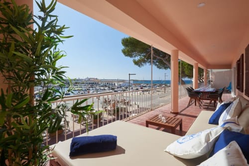 Àmplia terrassa amb vistes al mar a SAND Apartment a Colònia de Sant Jordi, amb zona d'estar i vistes al port