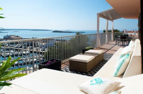Amplia terraza frente al mar con tumbonas, vistas espectaculares de la marina y bahía, Colonia de Sant Jordi, España